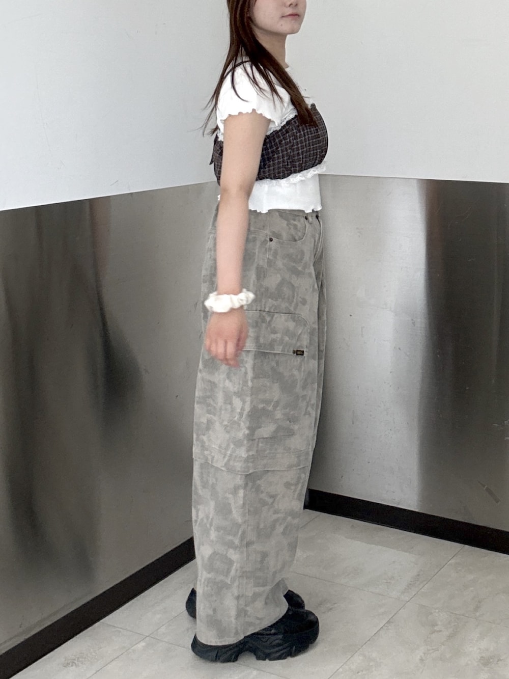 グリーン系のその他パンツ、ブルー系のキャミソール、ホワイト系のTシャツ/カットソーを着用したレディースの夏コーディネートの4枚目の写真