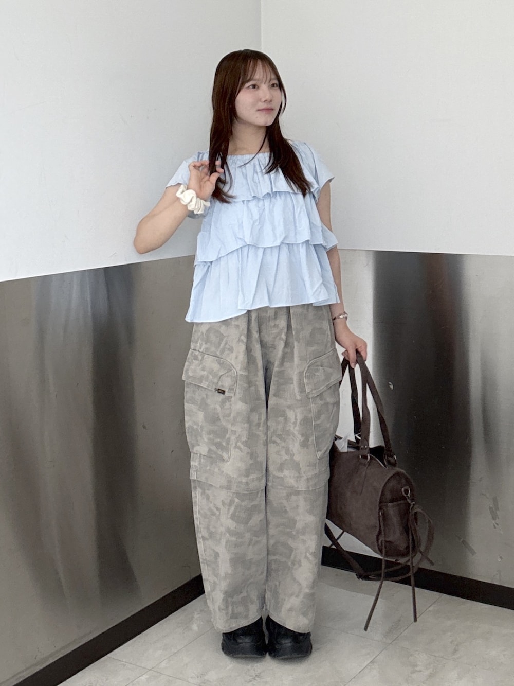 ブルー系のシャツ/ブラウス、グリーン系のその他パンツ、ブラウン系のボストンバッグを着用したレディースの夏コーディネートの2枚目の写真