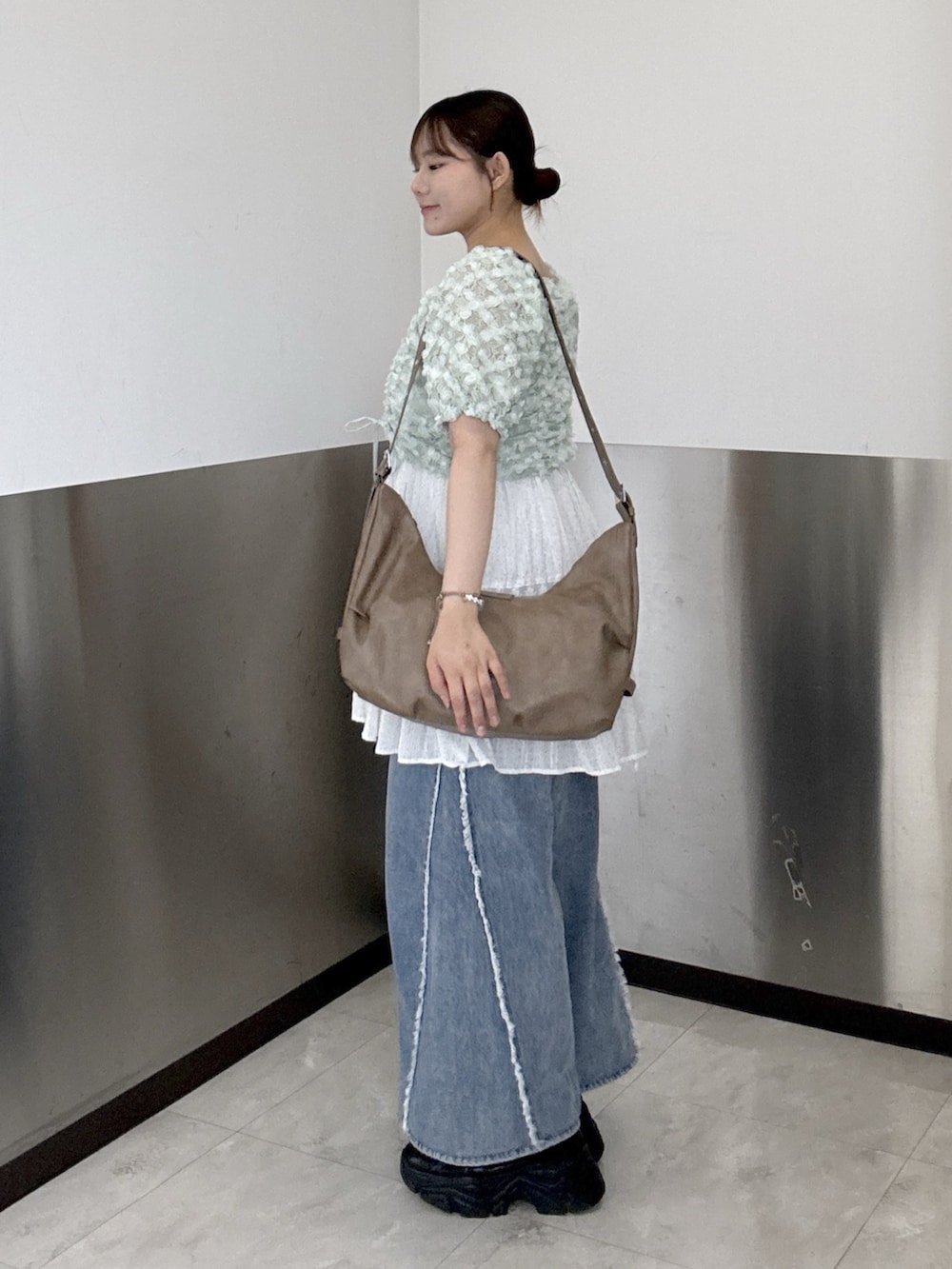 ホワイト系のワンピース、グリーン系のシャツ/ブラウス、ブルー系のデニムパンツを着用したレディースの夏コーディネートの2枚目の写真