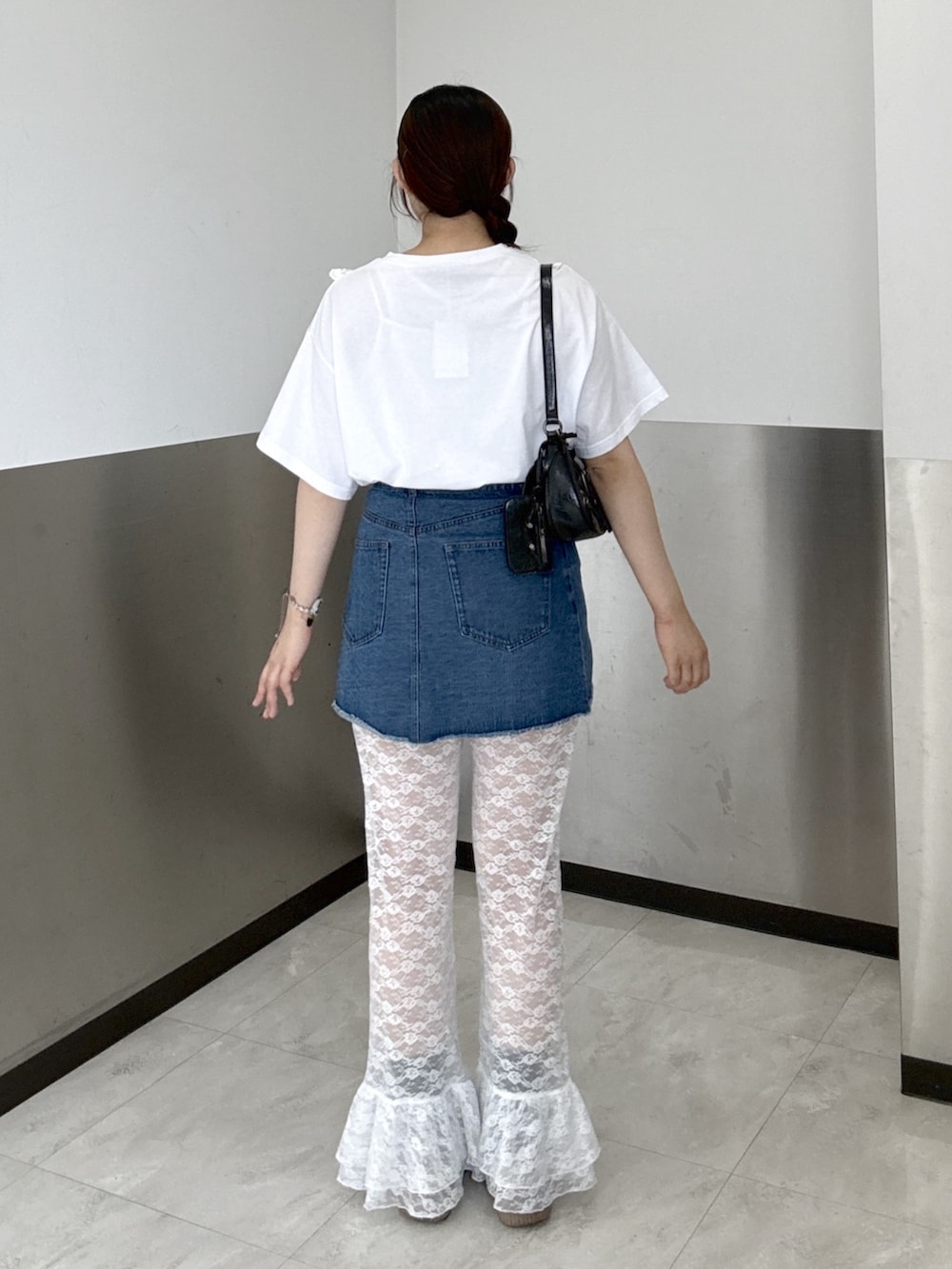 ホワイト系のTシャツ/カットソー、ブラック系のトートバッグを着用したレディースの夏コーディネートの3枚目の写真
