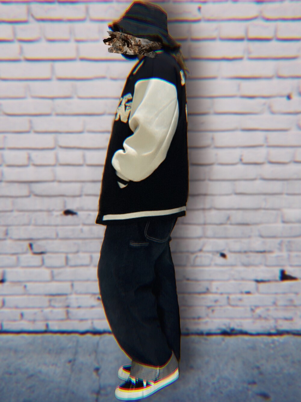 ブラック系のブルゾン、ブルー系のサロペット/オーバーオール、ブラック系のスニーカーを着用したレディースの春コーディネートの2枚目の写真