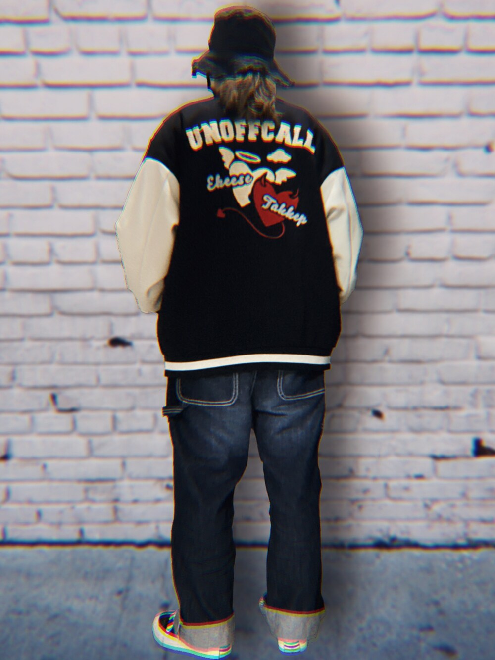 ブラック系のブルゾン、ブルー系のサロペット/オーバーオール、ブラック系のスニーカーを着用したレディースの春コーディネートの3枚目の写真