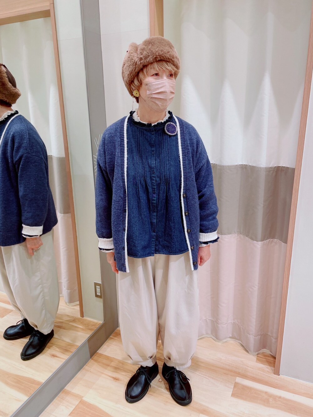 ブルー系のシャツ/ブラウス、ブルー系のカーディガン/ボレロ、ベージュ系のその他パンツを着用したレディースの冬コーディネートの2枚目の写真