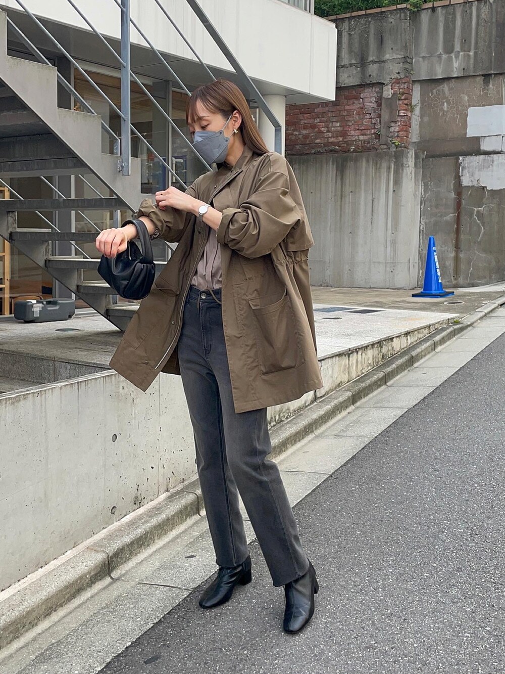 ブラウン系のシャツ/ブラウス、ブラック系のトートバッグ、グリーン系のミリタリージャケットを着用したレディースの秋コーディネートの2枚目の写真