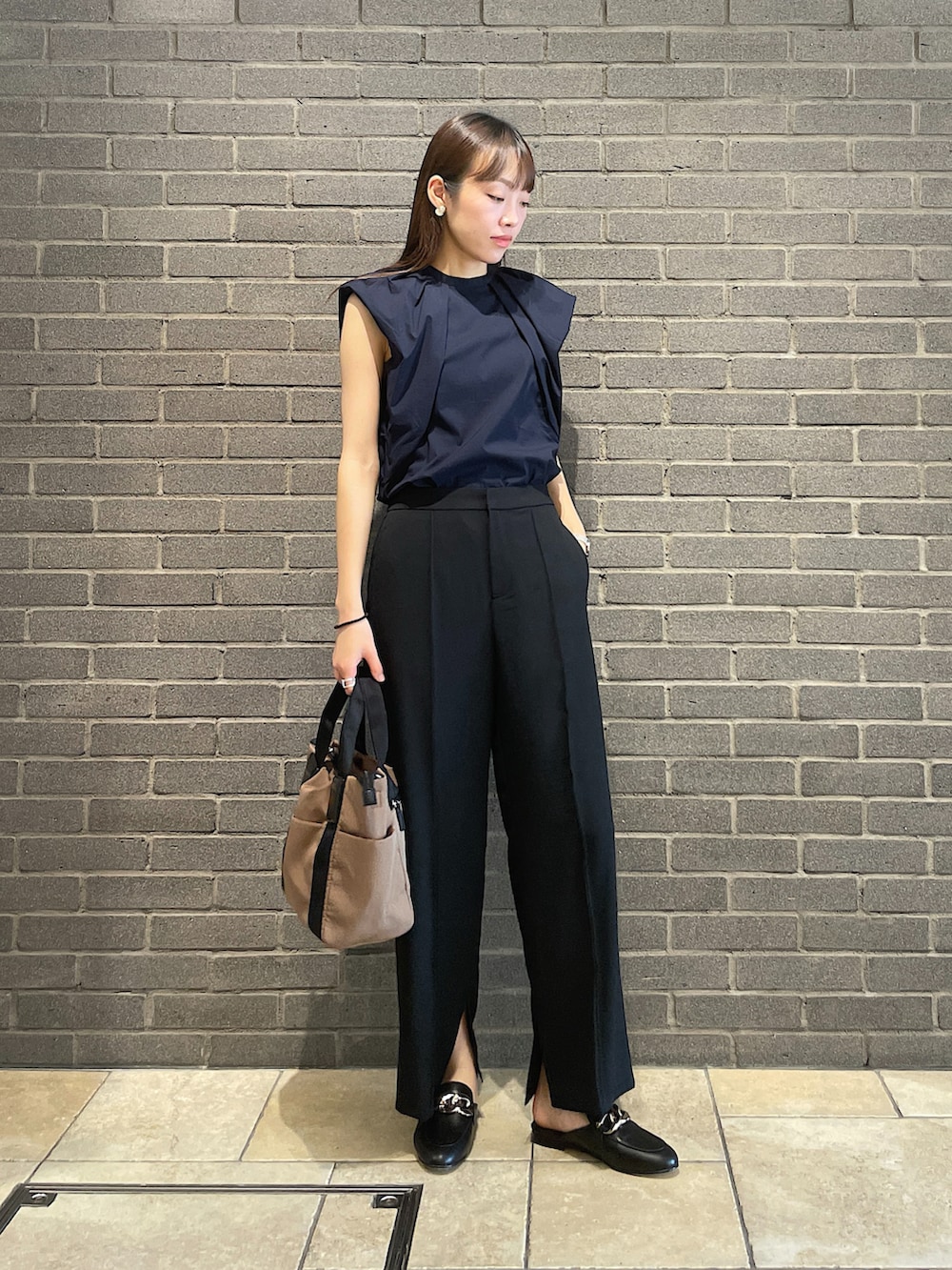 ブルー系のシャツ/ブラウス、ブラック系のスラックス、グリーン系のトートバッグを着用したレディースの夏コーディネートの2枚目の写真
