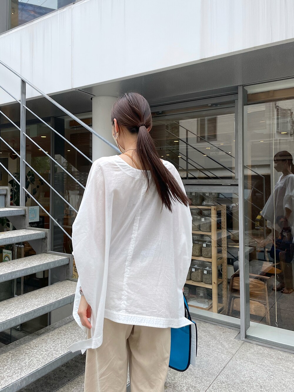 ホワイト系のシャツ/ブラウス、ベージュ系のその他パンツ、ブルー系のトートバッグを着用したレディースの夏コーディネートの5枚目の写真