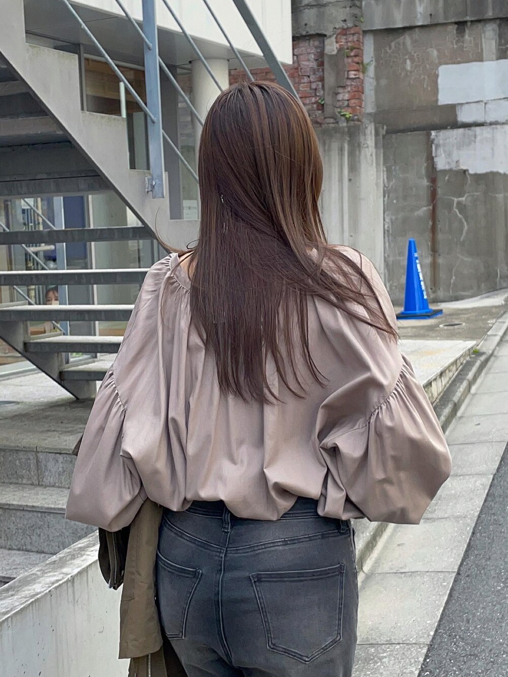 ブラウン系のシャツ/ブラウス、ブラック系のトートバッグ、グリーン系のミリタリージャケットを着用したレディースの秋コーディネートの5枚目の写真