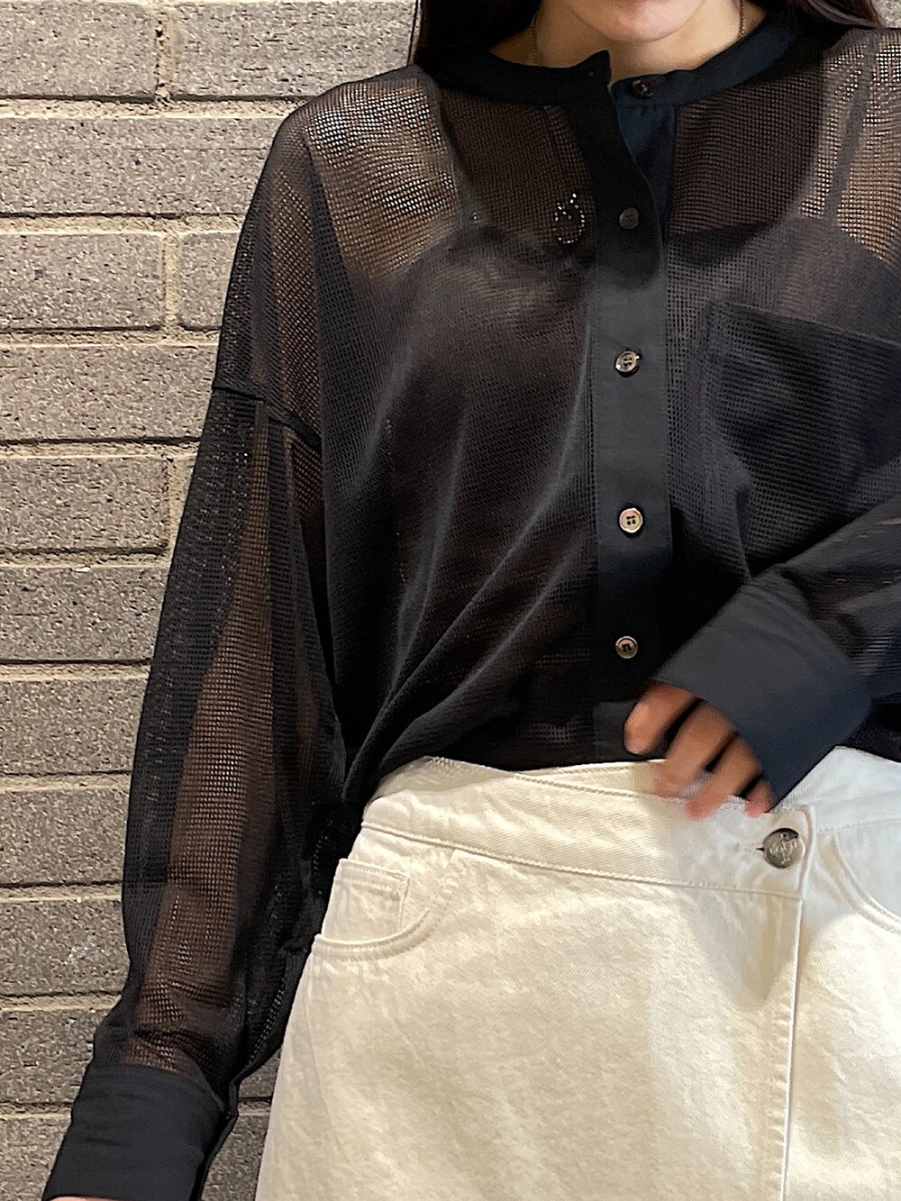 ブラック系のシャツ/ブラウス、ホワイト系のデニムスカート、グリーン系のトートバッグを着用したレディースの夏コーディネートの5枚目の写真