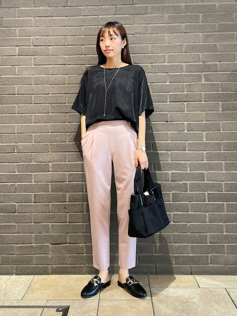 ブラック系のTシャツ/カットソー、ピンク系のスラックス、ブラック系のトートバッグを着用したレディースの夏コーディネートの4枚目の写真