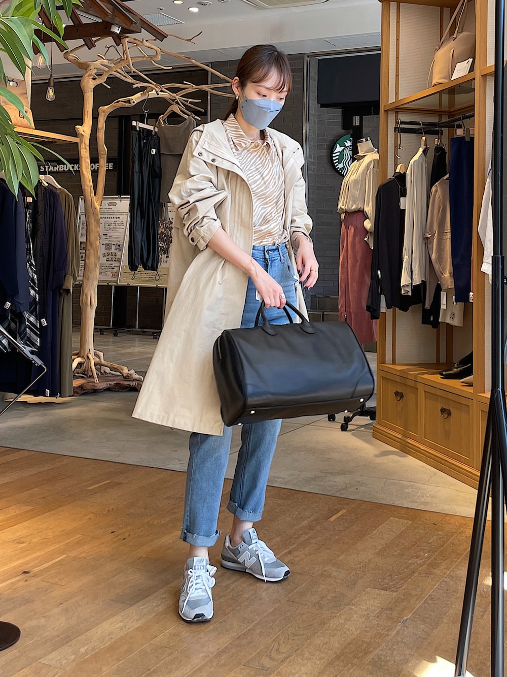 ベージュ系のその他アウター、ベージュ系のシャツ/ブラウス、ブルー系のデニムパンツを着用したレディースの秋コーディネートの4枚目の写真