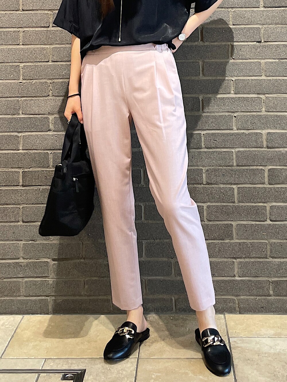 ブラック系のTシャツ/カットソー、ピンク系のスラックス、ブラック系のトートバッグを着用したレディースの夏コーディネートの5枚目の写真