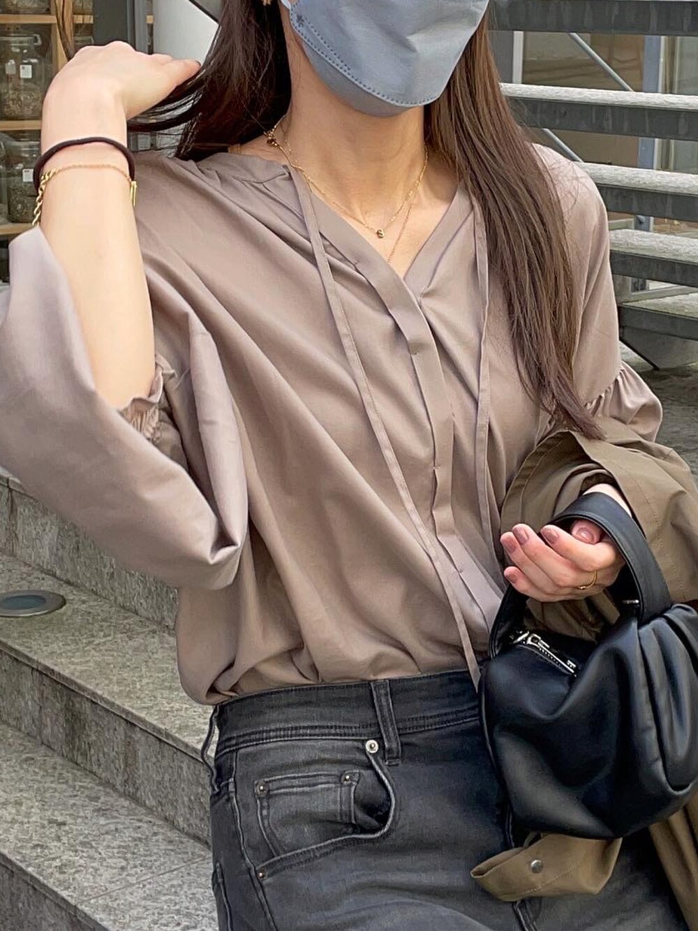 ブラウン系のシャツ/ブラウス、ブラック系のトートバッグ、グリーン系のミリタリージャケットを着用したレディースの秋コーディネートの4枚目の写真