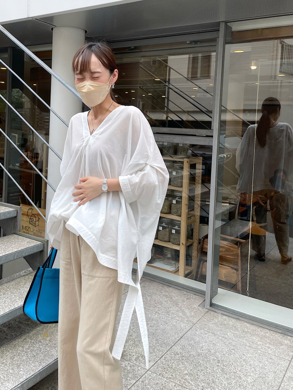 ホワイト系のシャツ/ブラウス、ベージュ系のその他パンツ、ブルー系のトートバッグを着用したレディースの夏コーディネートの4枚目の写真