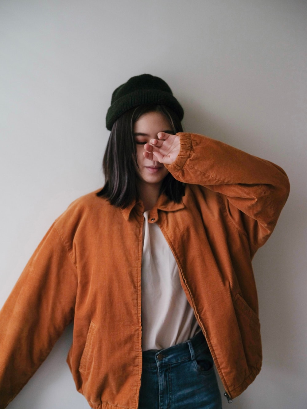 ホワイト系のトートバッグ、イエロー系のジャケット/アウター、ベージュ系のブーツを着用したレディースの冬コーディネートの2枚目の写真