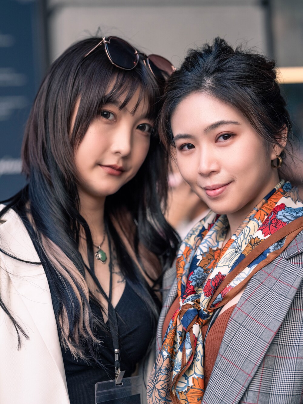 ブラック系のテーラードジャケット、ブラック系のスカートを着用したレディースの秋コーディネートの2枚目の写真