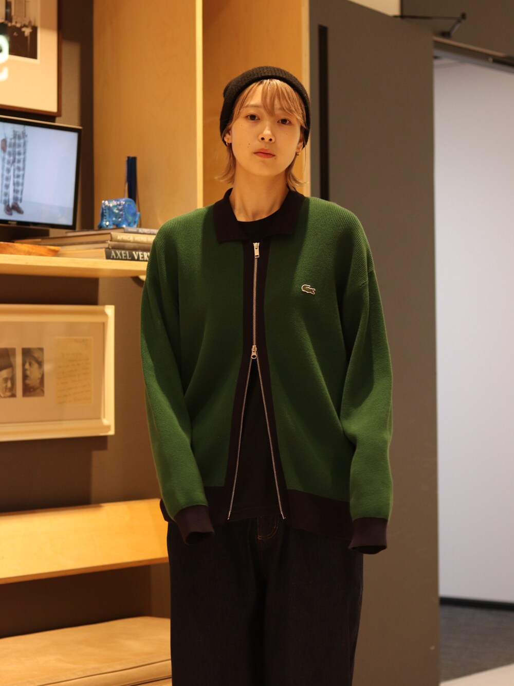 グリーン系のカーディガン/ボレロ、ブルー系のデニムパンツ、ブラウン系のサンダルを着用したレディースの夏コーディネートの3枚目の写真