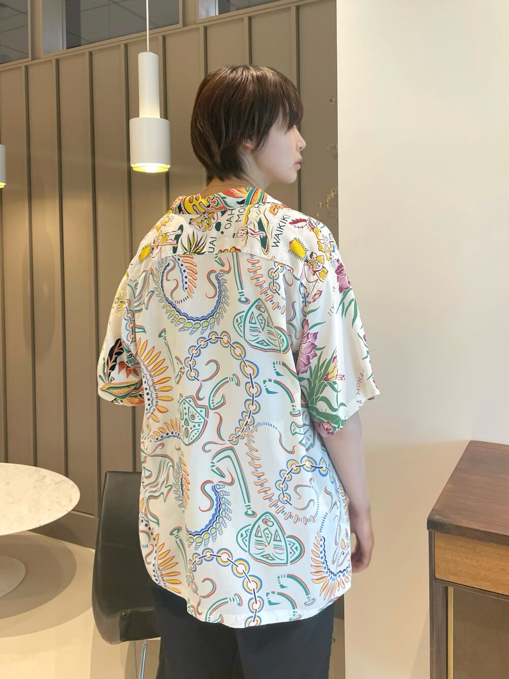 ホワイト系のシャツ/ブラウス、グリーン系のキャミソールを着用したレディースの夏コーディネートの4枚目の写真