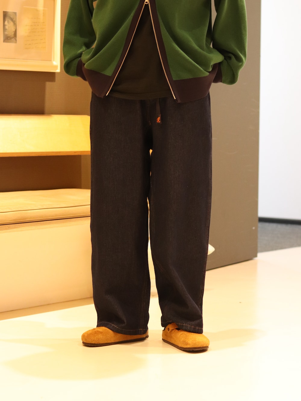 グリーン系のカーディガン/ボレロ、ブルー系のデニムパンツ、ブラウン系のサンダルを着用したレディースの夏コーディネートの4枚目の写真