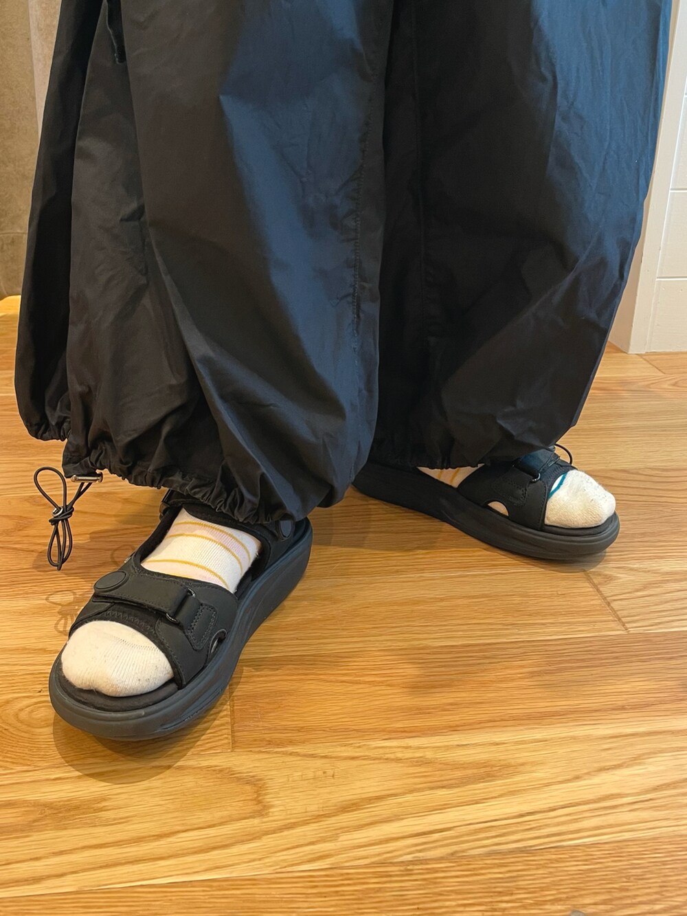 グリーン系のシャツ/ブラウス、ホワイト系のTシャツ/カットソー、ブラック系のパンツを着用したレディースの夏コーディネートの5枚目の写真