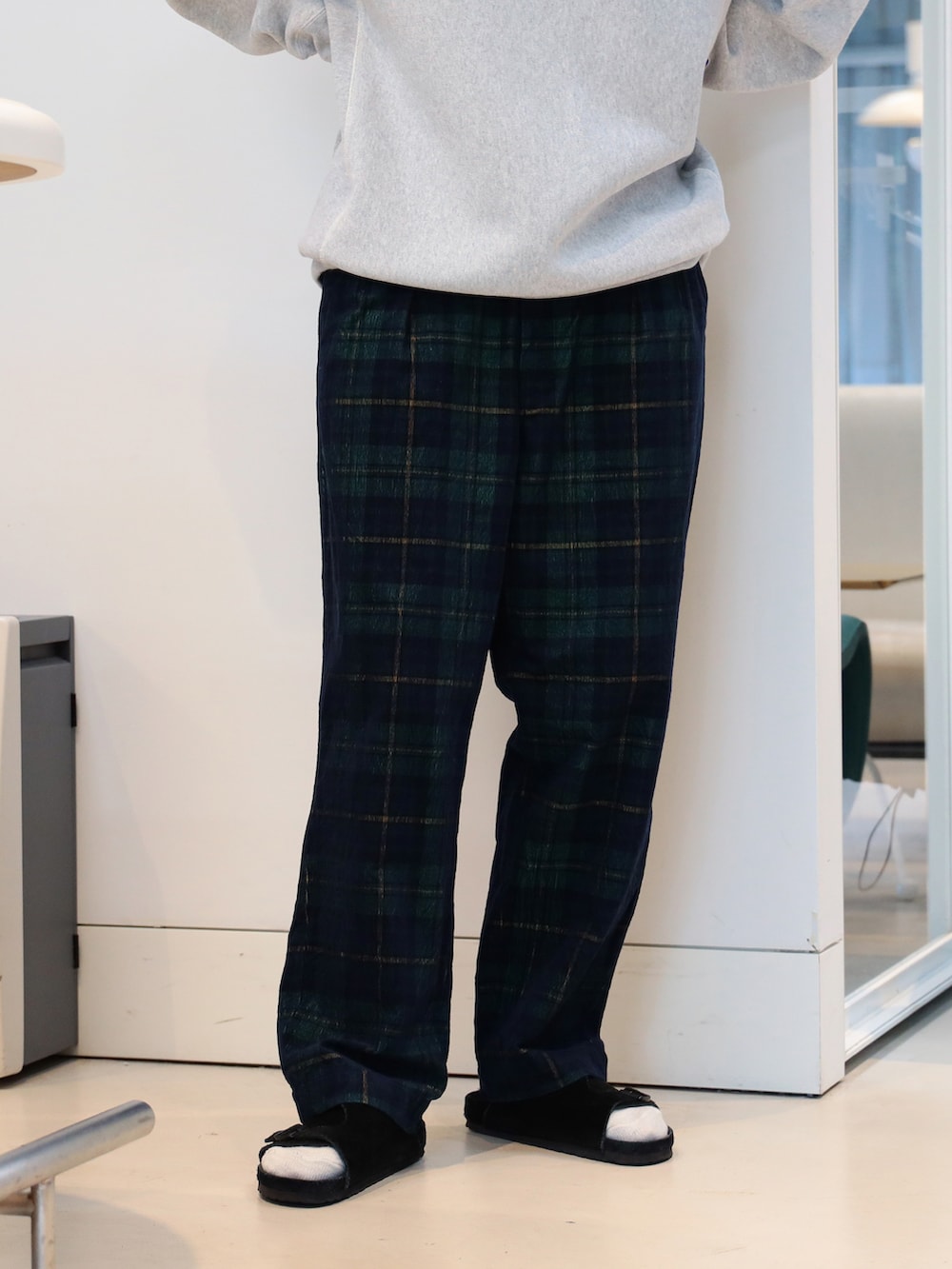 グレー系のスウェット、ブルー系のその他パンツを着用したレディースの夏コーディネートの3枚目の写真