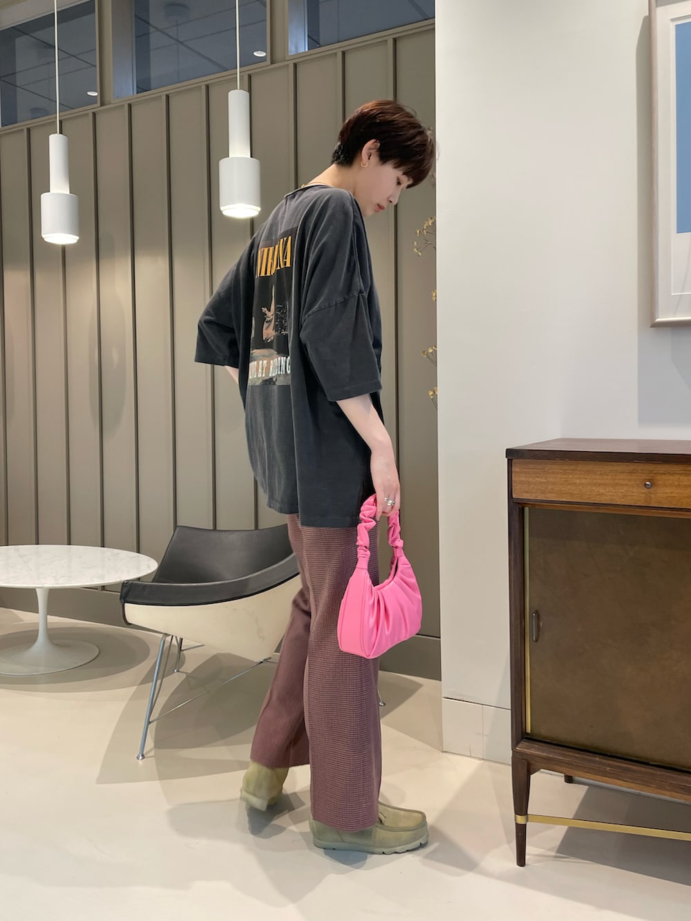 ベージュ系のブーツ、ブラック系のTシャツ/カットソーを着用したレディースの夏コーディネートの2枚目の写真