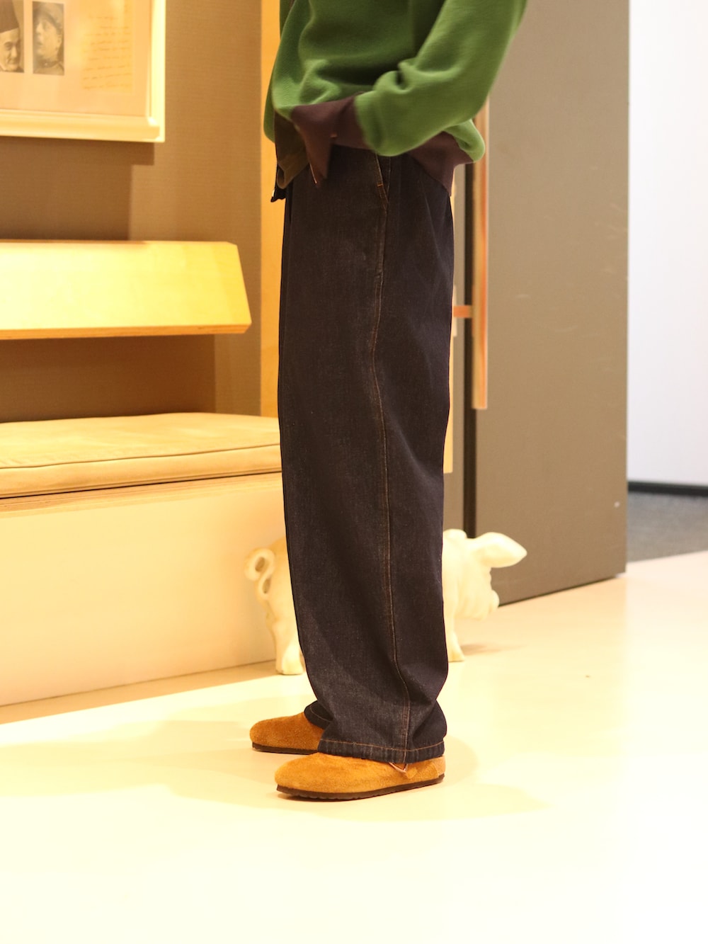 グリーン系のカーディガン/ボレロ、ブルー系のデニムパンツ、ブラウン系のサンダルを着用したレディースの夏コーディネートの5枚目の写真