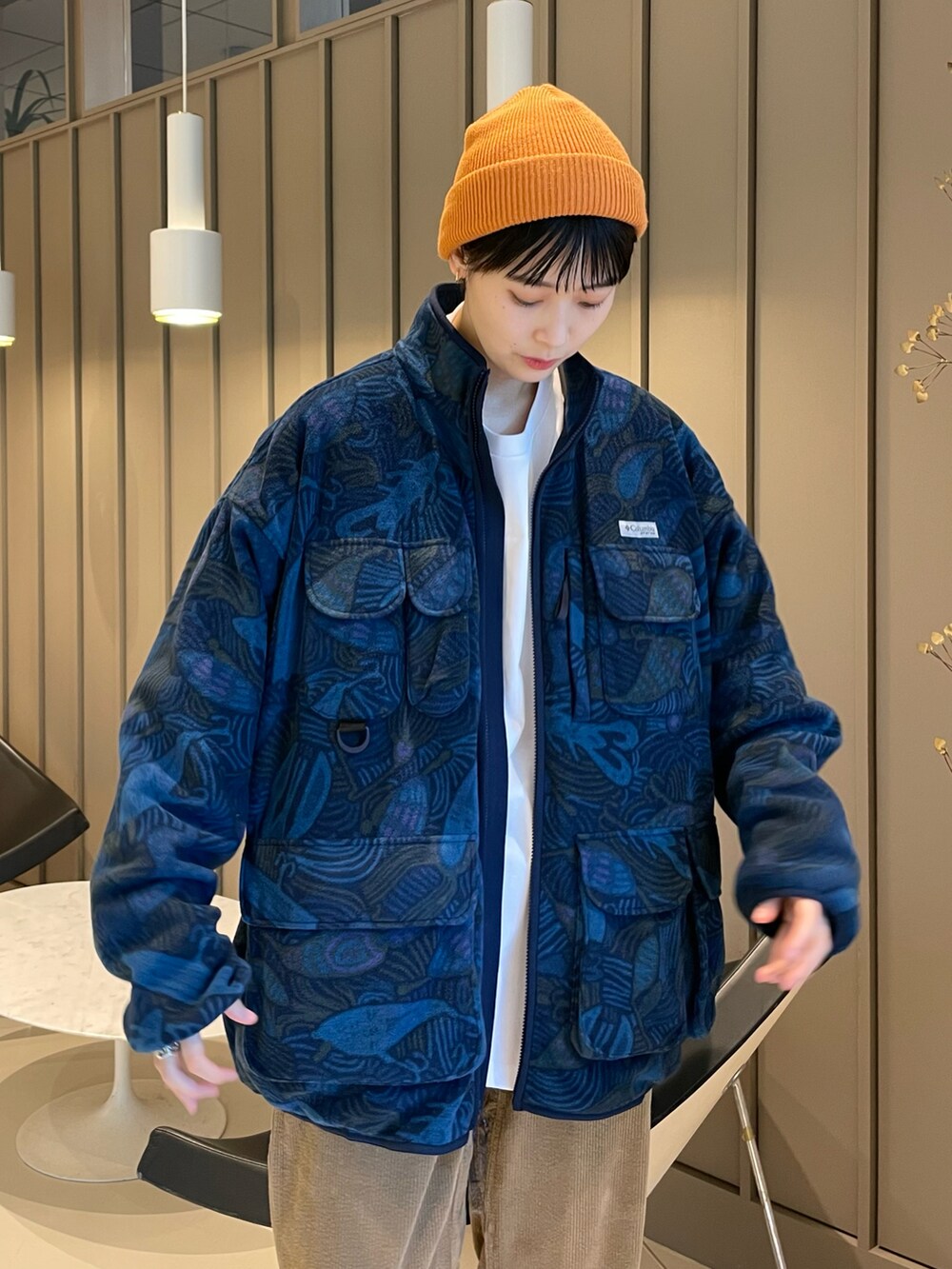 ホワイト系のTシャツ/カットソー、ベージュ系のブーツ、ベージュ系のその他パンツを着用したレディースの秋コーディネートの3枚目の写真