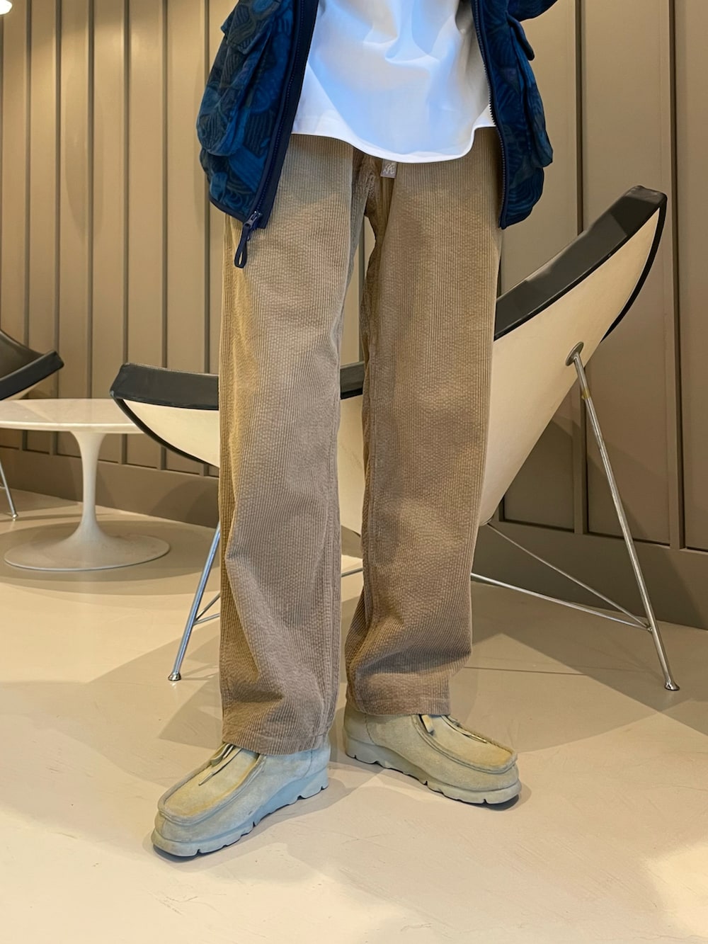 ホワイト系のTシャツ/カットソー、ベージュ系のブーツ、ベージュ系のその他パンツを着用したレディースの秋コーディネートの4枚目の写真