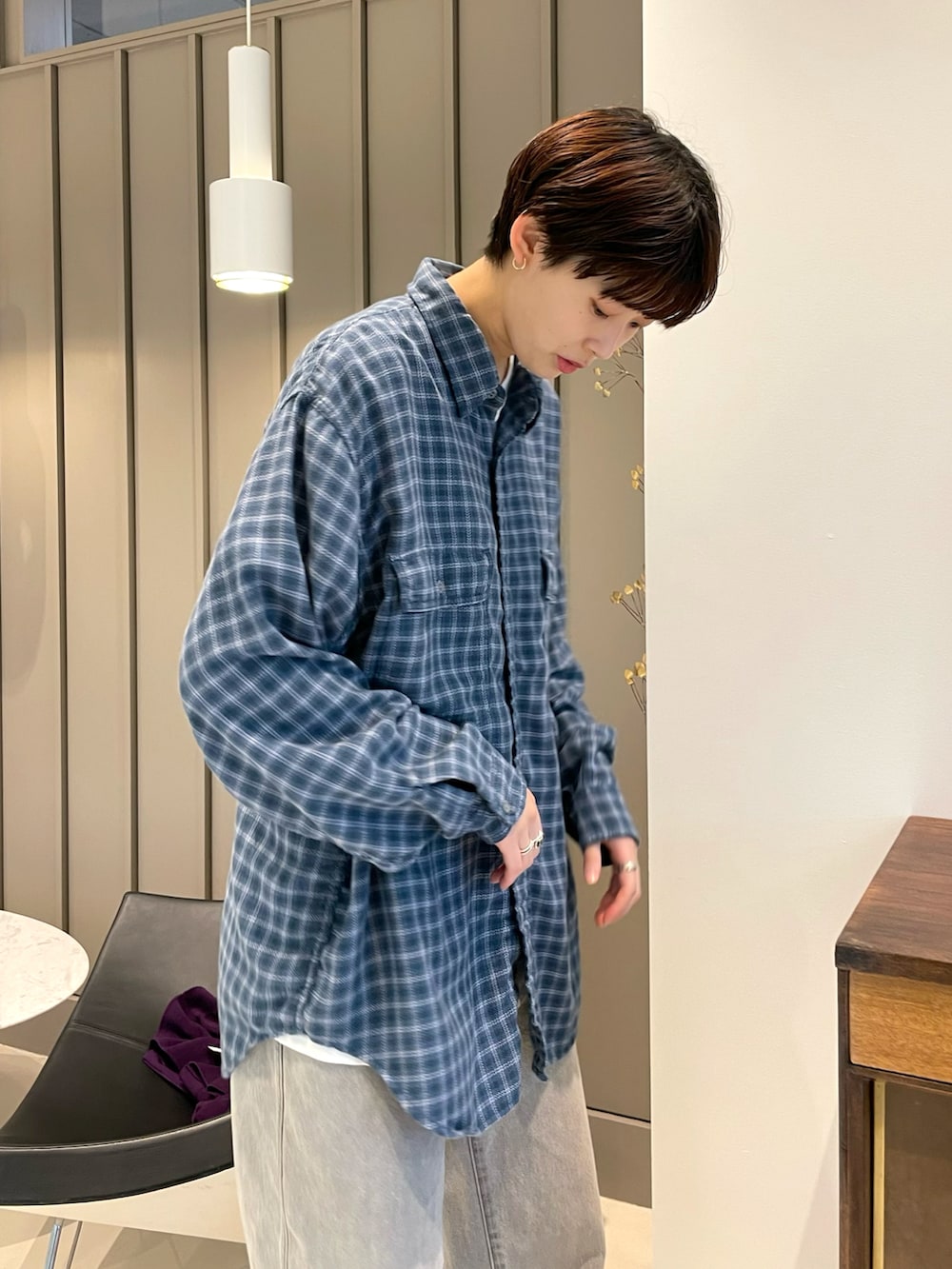 グレー系のデニムパンツ、ベージュ系のブーツ、ブルー系のシャツ/ブラウスを着用したメンズの夏コーディネートの2枚目の写真