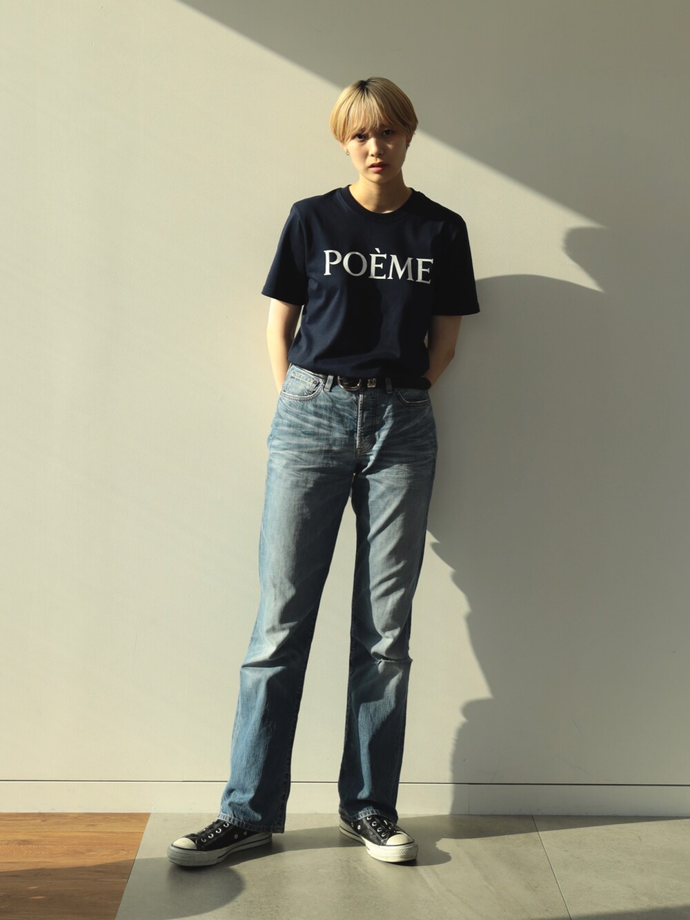 ブラック系のスニーカー、ブルー系のデニムパンツ、ブルー系のTシャツ/カットソーを着用したレディースの夏コーディネートの2枚目の写真