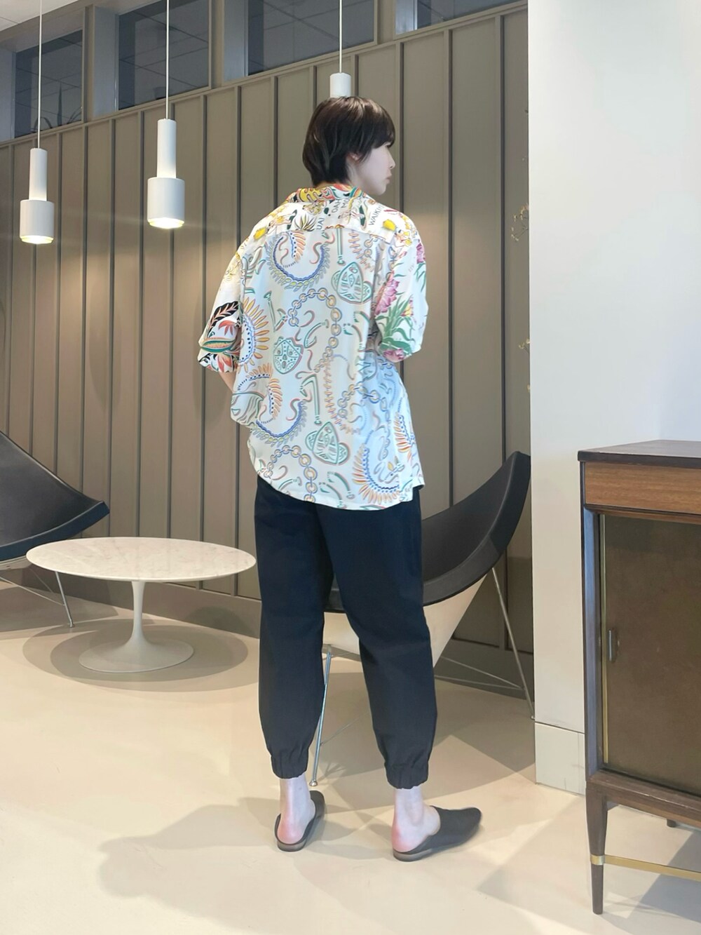 ホワイト系のシャツ/ブラウス、グリーン系のキャミソールを着用したレディースの夏コーディネートの2枚目の写真