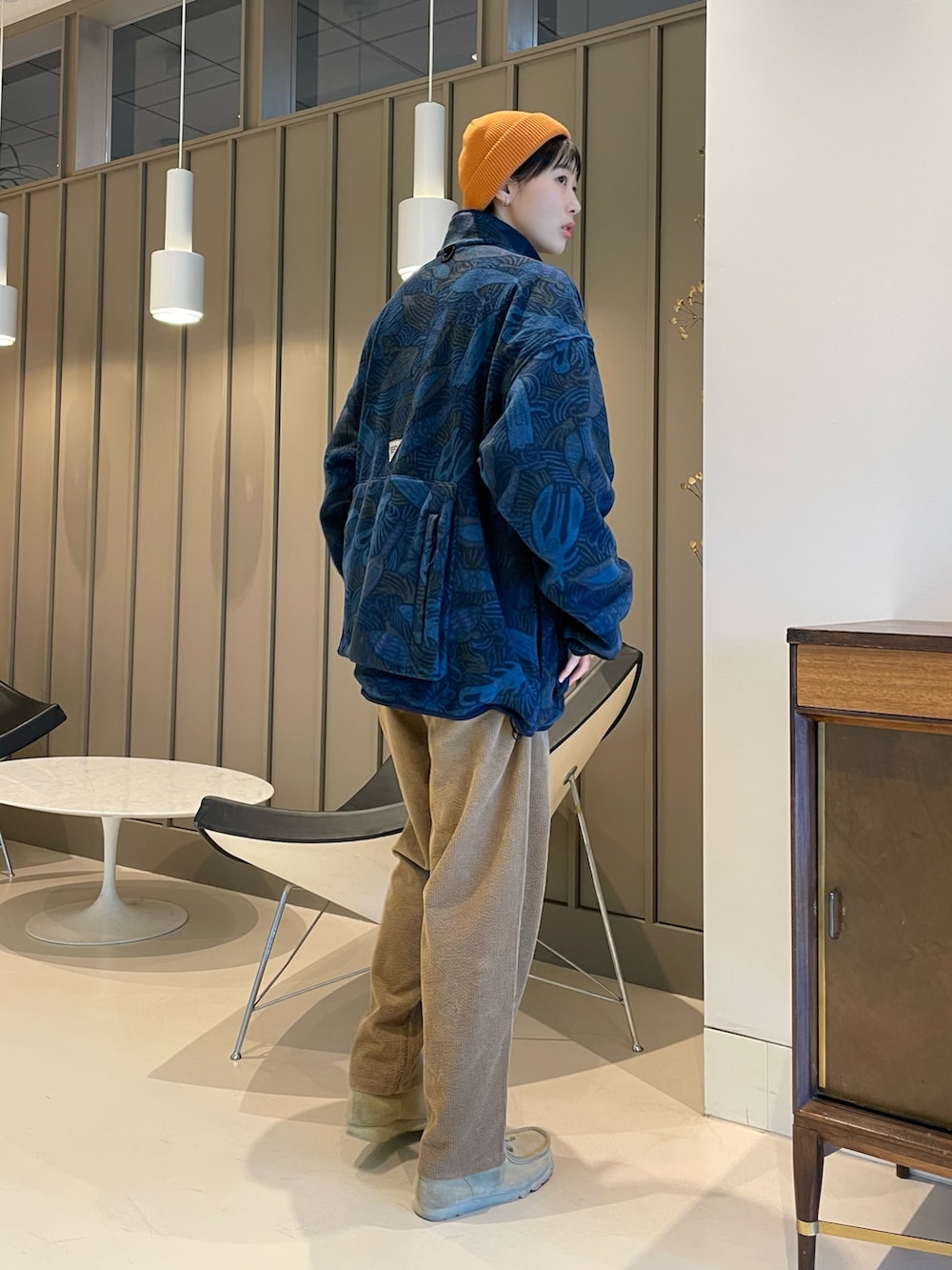 ホワイト系のTシャツ/カットソー、ベージュ系のブーツ、ベージュ系のその他パンツを着用したレディースの秋コーディネートの2枚目の写真