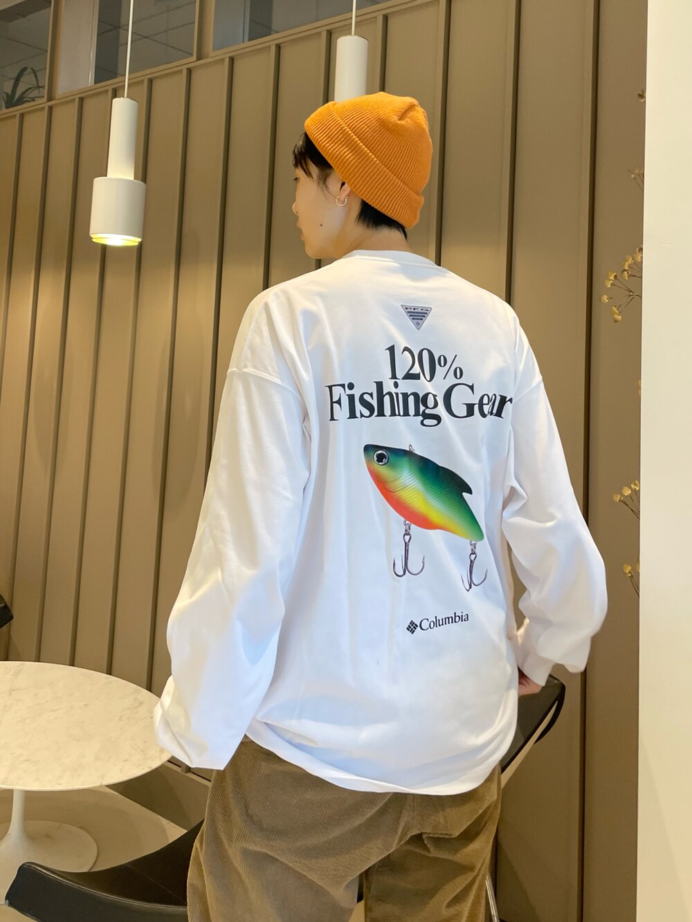 ホワイト系のTシャツ/カットソー、ベージュ系のブーツ、ベージュ系のその他パンツを着用したレディースの秋コーディネートの5枚目の写真