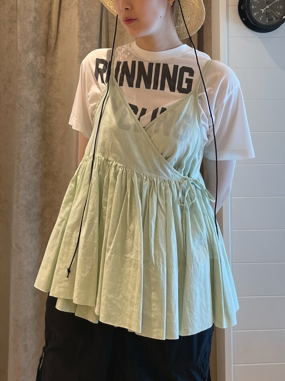 グリーン系のシャツ/ブラウス、ホワイト系のTシャツ/カットソー、ブラック系のパンツを着用したレディースの夏コーディネートの3枚目の写真