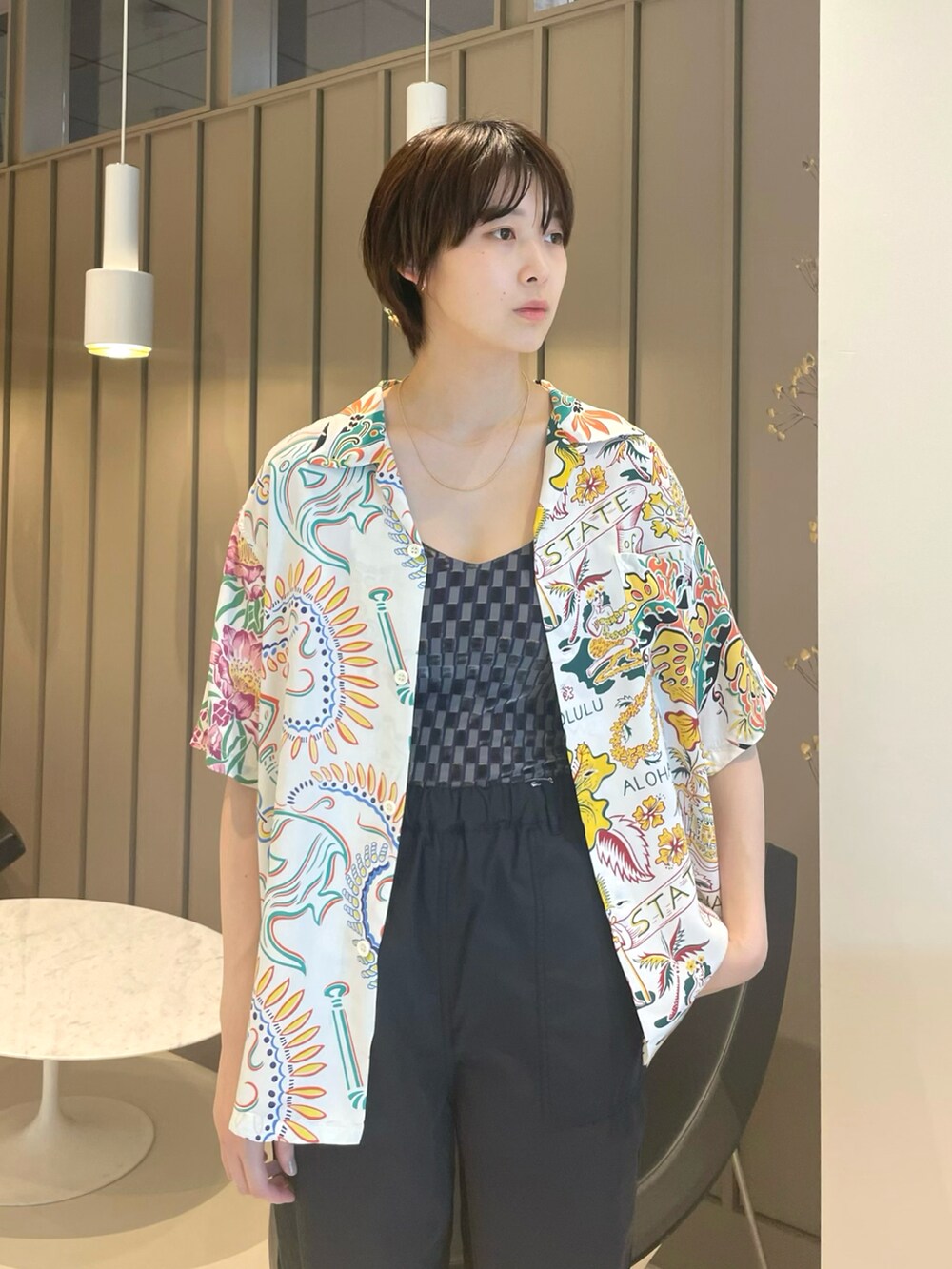 ホワイト系のシャツ/ブラウス、グリーン系のキャミソールを着用したレディースの夏コーディネートの3枚目の写真