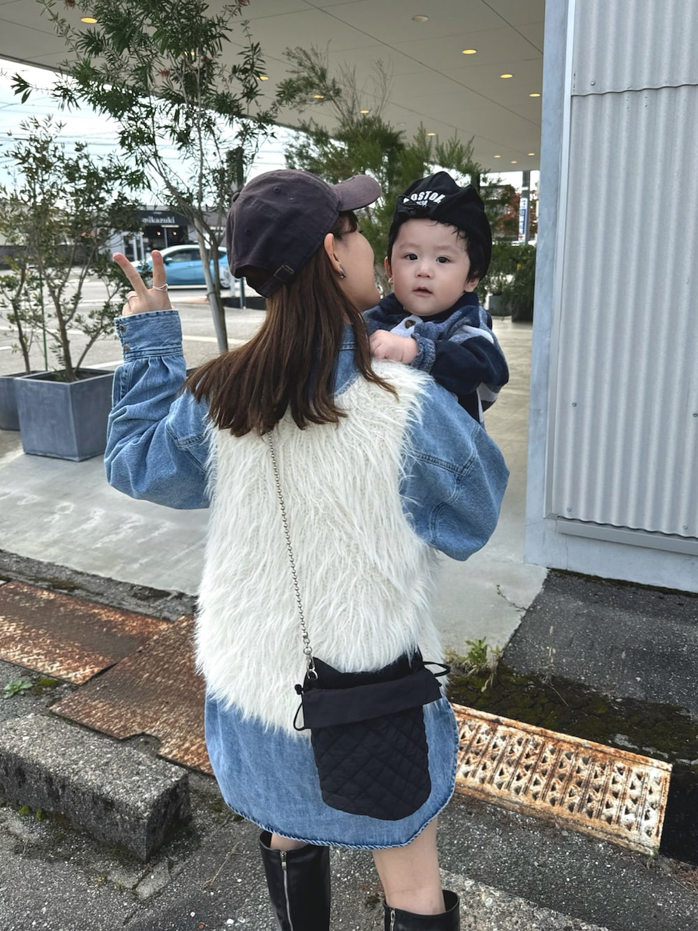 ブルー系のシャツ/ブラウス、ホワイト系のベスト、ブラック系のその他パンツを着用したレディースの秋コーディネートの5枚目の写真