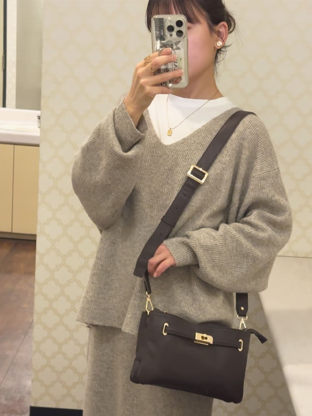 ブラック系のその他シューズ、ベージュ系のセットアップ、ブラウン系のジャケット/アウターを着用したレディースの冬コーディネートの2枚目の写真