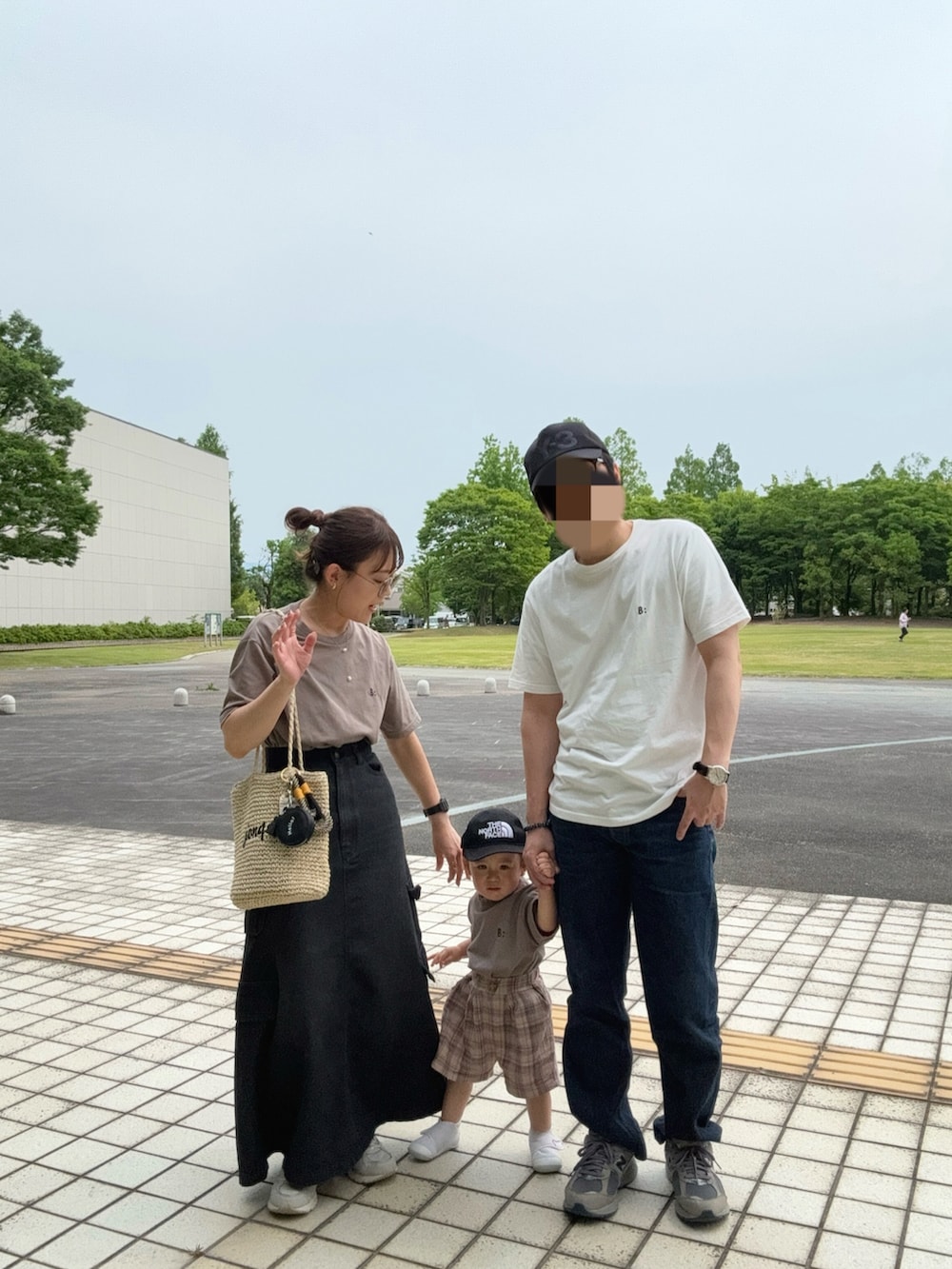 ブラウン系のTシャツ/カットソー、ホワイト系のTシャツ/カットソー、ブラウン系のTシャツ/カットソーを着用したレディースの夏コーディネートの5枚目の写真