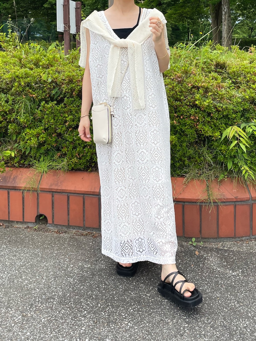 ホワイト系のワンピース、ホワイト系のTシャツ/カットソー、ブラック系のキャミソールを着用したレディースの夏コーディネートの3枚目の写真