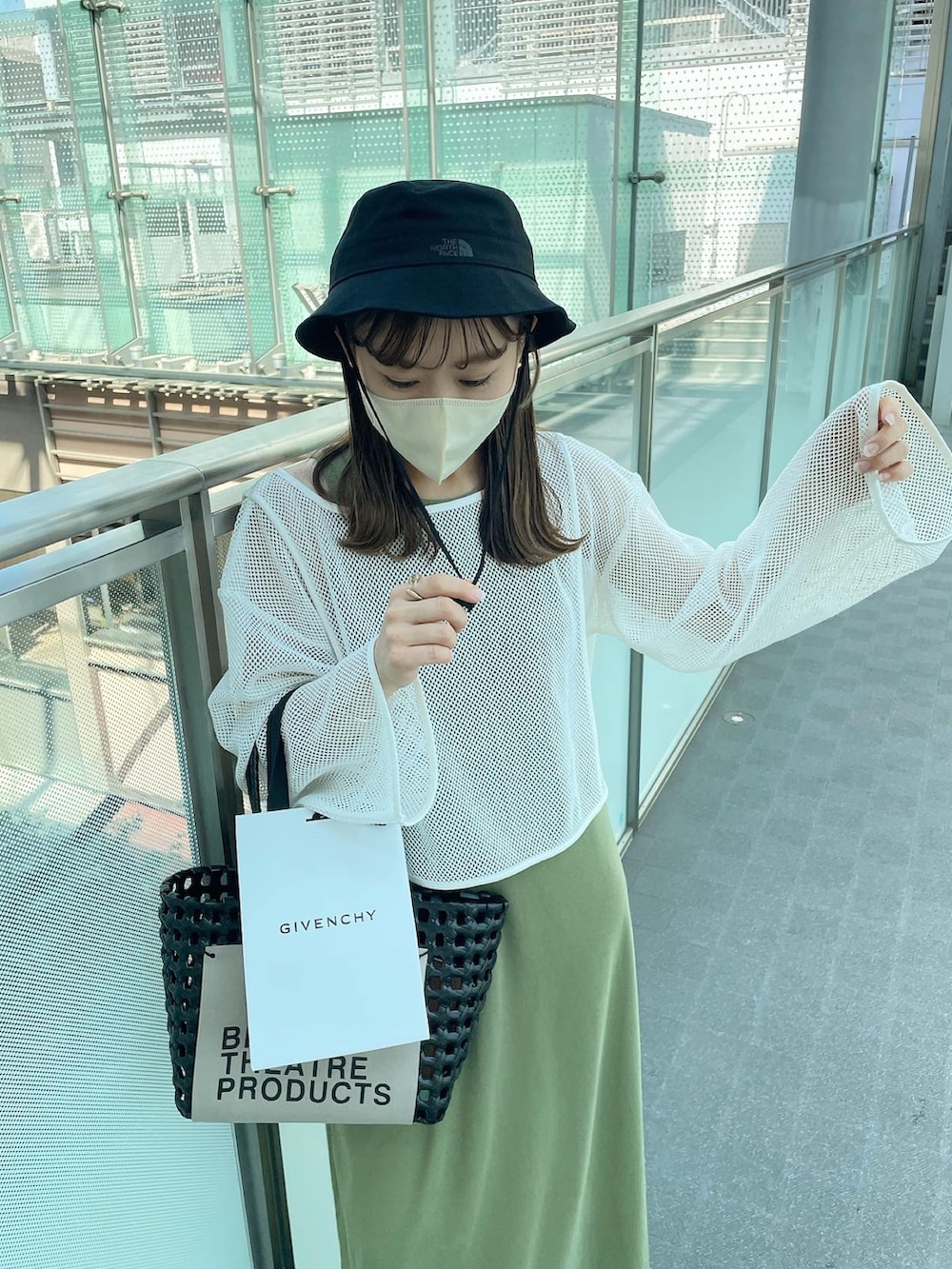 グリーン系のワンピース/ドレス、ブラック系のハンドバッグ、ホワイト系のサンダルを着用したレディースの夏コーディネートの4枚目の写真