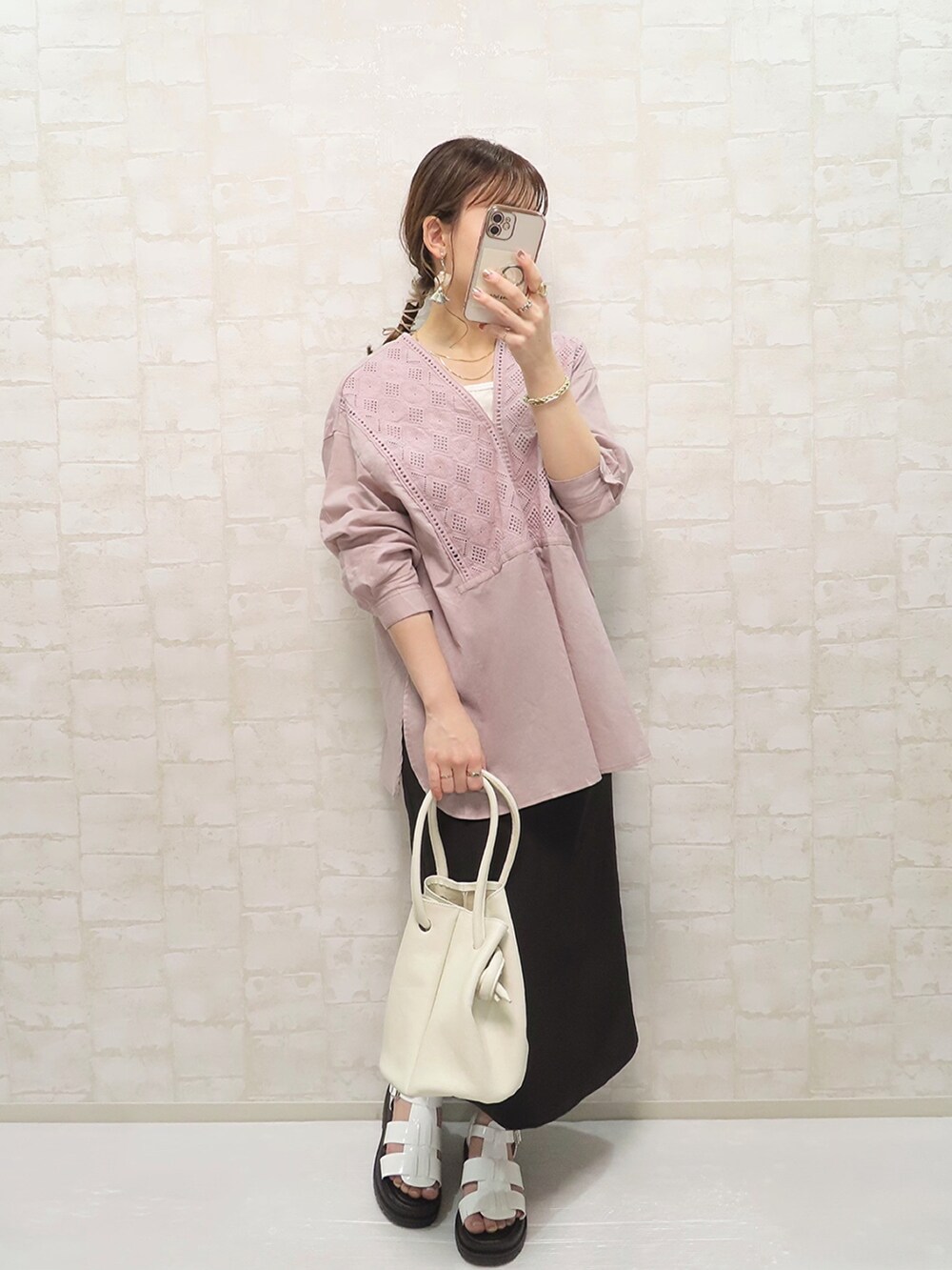 ピンク系のシャツ/ブラウス、ホワイト系のハンドバッグ、ゴールド系のネックレスを着用したレディースの春コーディネートの2枚目の写真