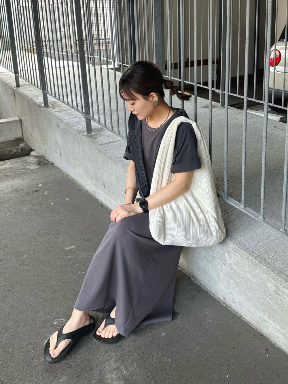 グレー系のワンピース/ドレス、ブラック系のシャツ/ブラウス、ホワイト系のバッグを着用したレディースの夏コーディネートの4枚目の写真
