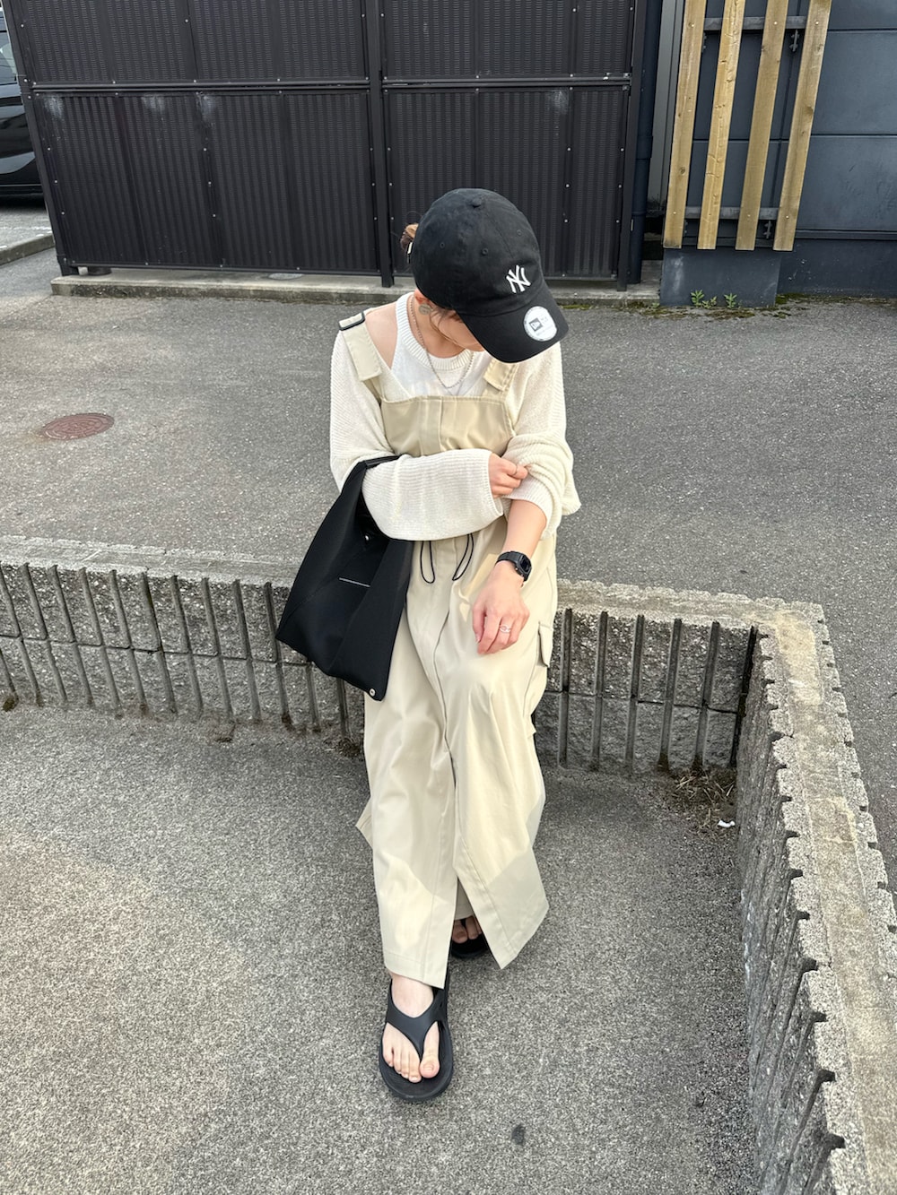 ホワイト系のタンクトップ、ホワイト系のカーディガン/ボレロ、ベージュ系のワンピース/ドレスを着用したレディースの夏コーディネートの2枚目の写真