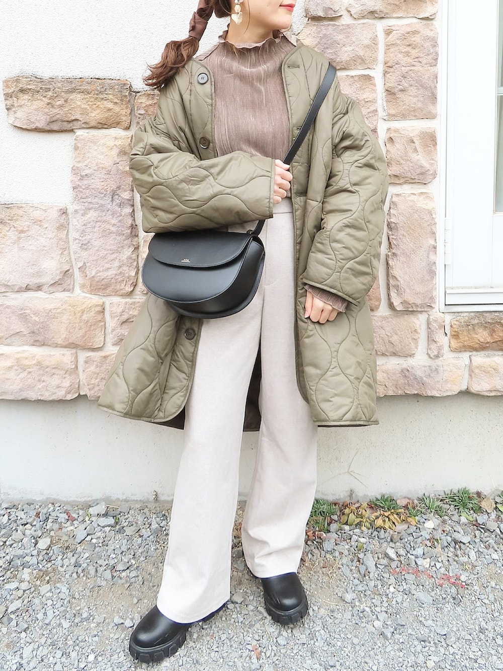 グリーン系のノーカラーコート、ベージュ系のワンピース、ホワイト系のTシャツ/カットソーを着用したレディースの秋コーディネートの3枚目の写真