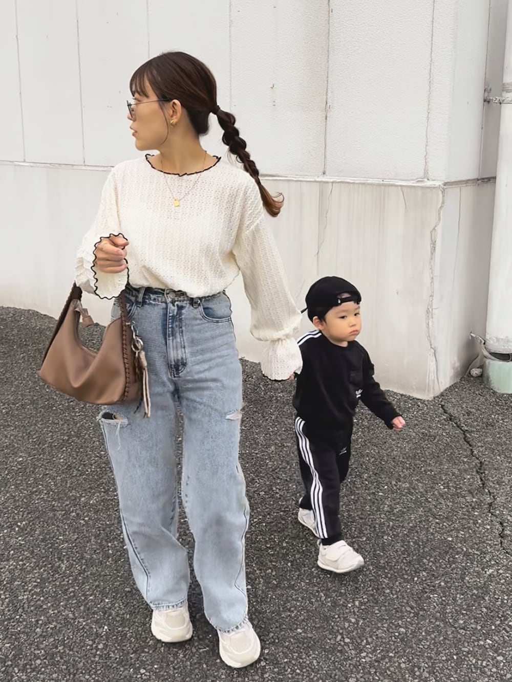 ホワイト系のTシャツ/カットソー、ベージュ系のスニーカー、その他のデニムパンツを着用したレディースの夏コーディネートの3枚目の写真