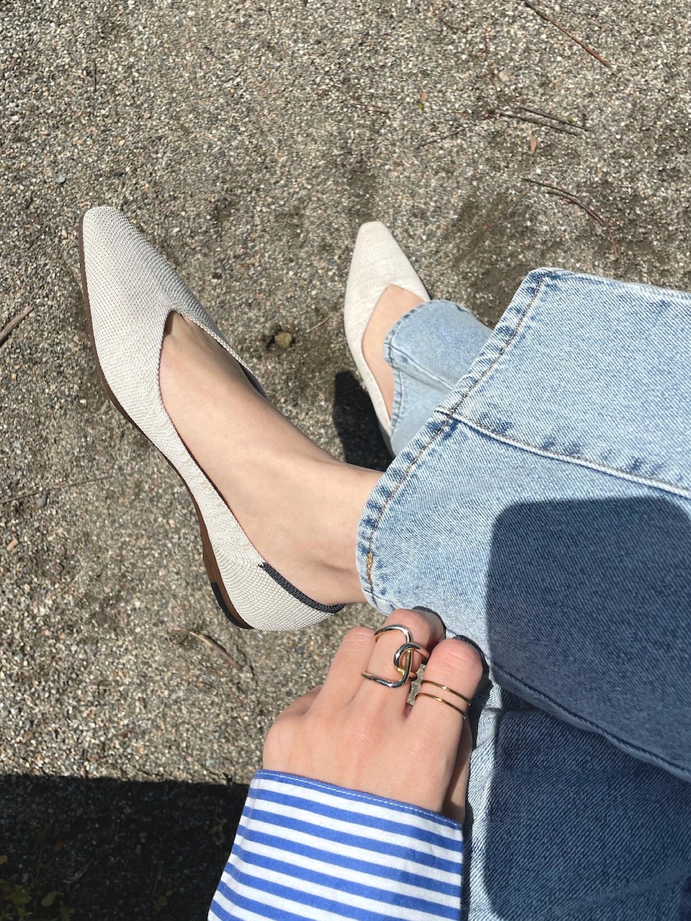 ブルー系のシャツ/ブラウス、ブラック系のその他トップス、ブルー系のデニムパンツを着用したレディースの春コーディネートの3枚目の写真