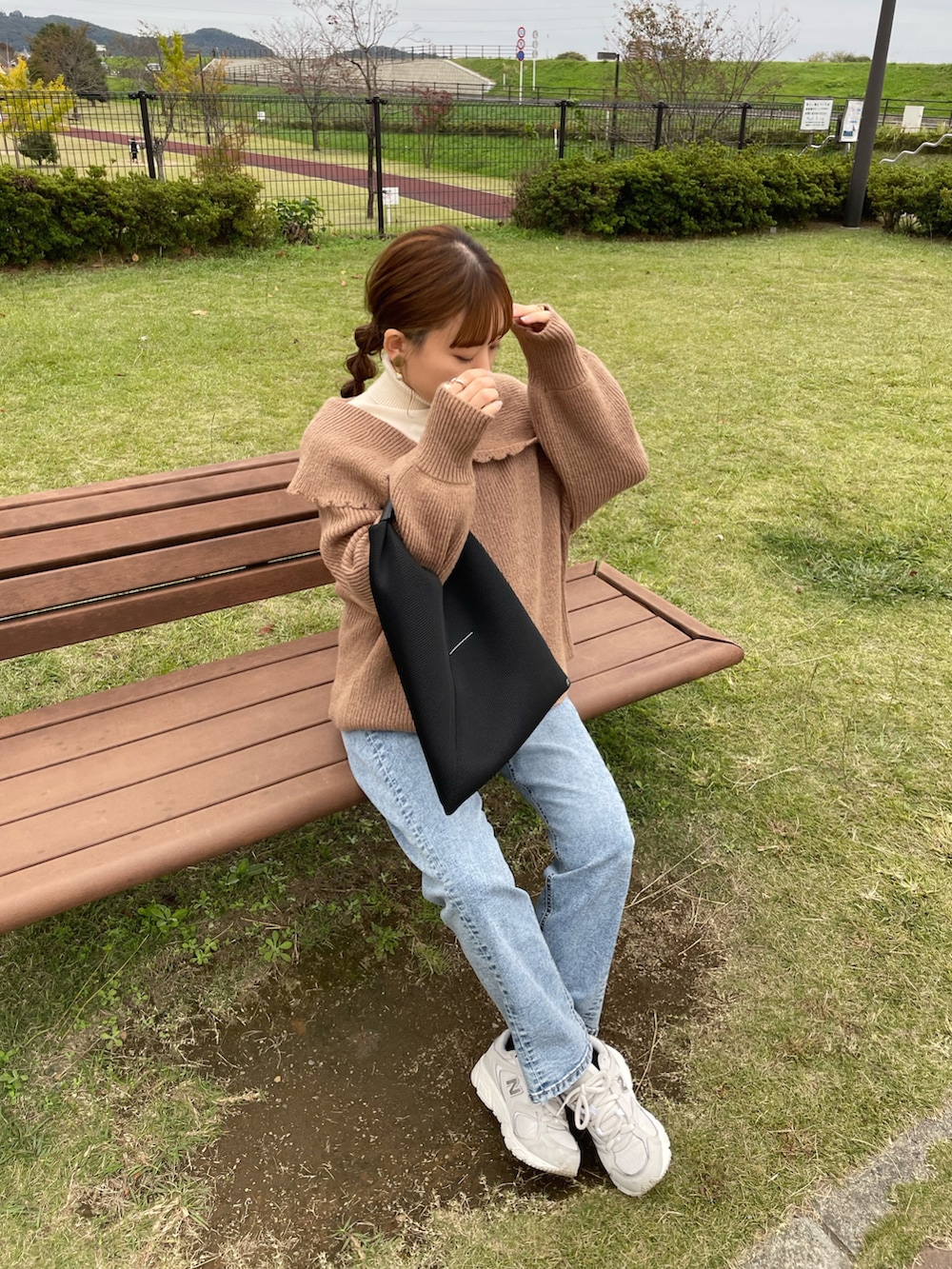 ブラウン系のニット/セーター、ホワイト系のニット/セーター、ブルー系のデニムパンツを着用したレディースの秋コーディネートの4枚目の写真