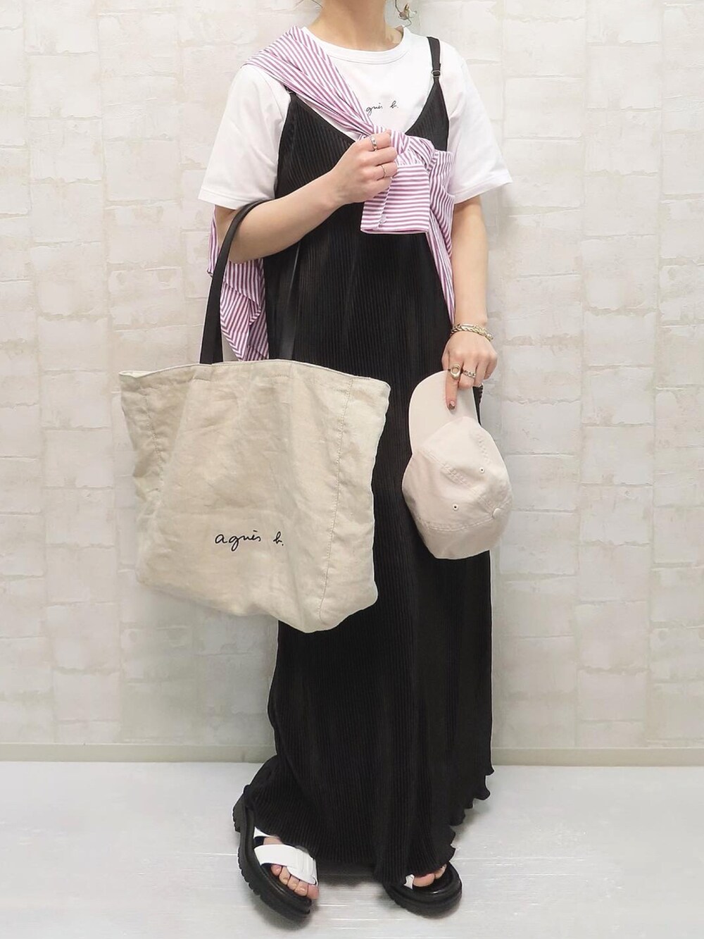 ホワイト系のTシャツ/カットソー、ブラック系のトートバッグ、ピンク系のシャツ/ブラウスを着用したレディースの春コーディネートの4枚目の写真