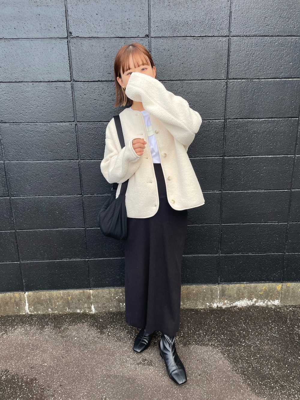 ホワイト系のジャケット/アウター、ホワイト系のTシャツ/カットソー、ブラック系のショルダーバッグを着用したレディースの秋コーディネートの4枚目の写真
