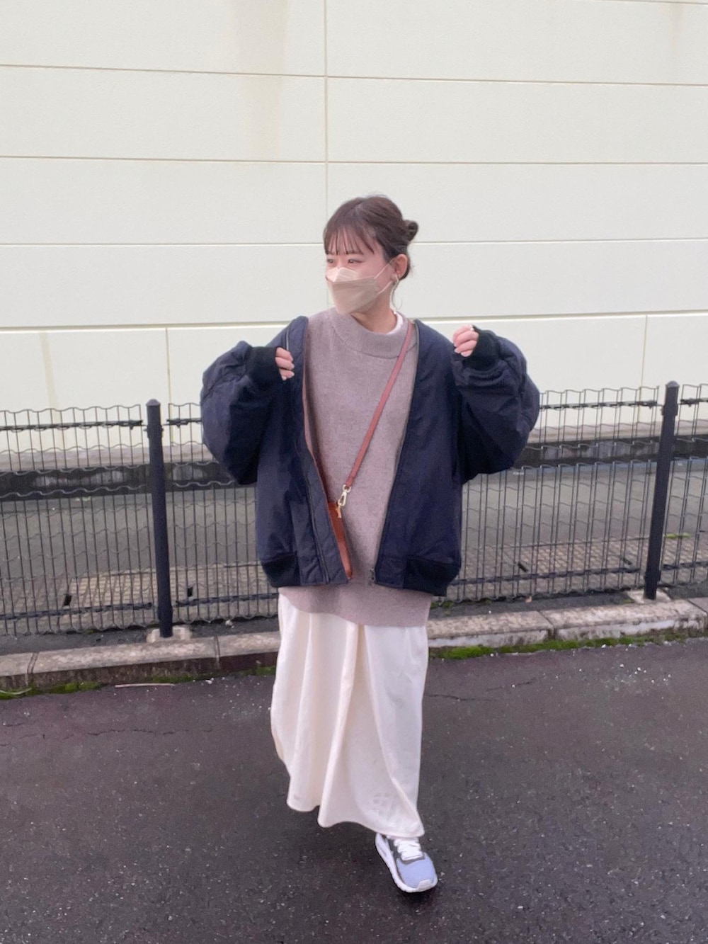 ホワイト系のシャツワンピース、ブラウン系のベスト、ブラック系のMA-1を着用したレディースの秋コーディネートの3枚目の写真